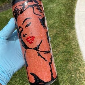 3-D Marilyn Monroe tumbler